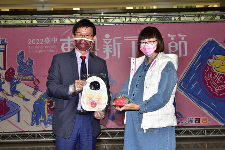 市府客委会将主委送粄与祝福给孕妇妈咪