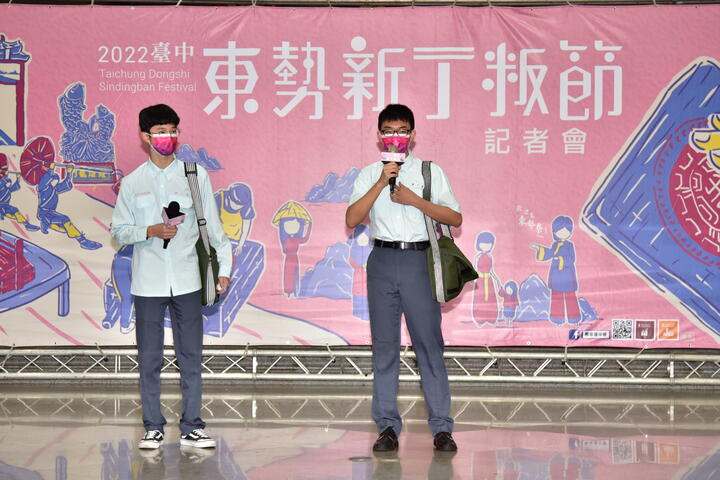 台中一中同学以性平话剧用客英双语介绍新丁粄节