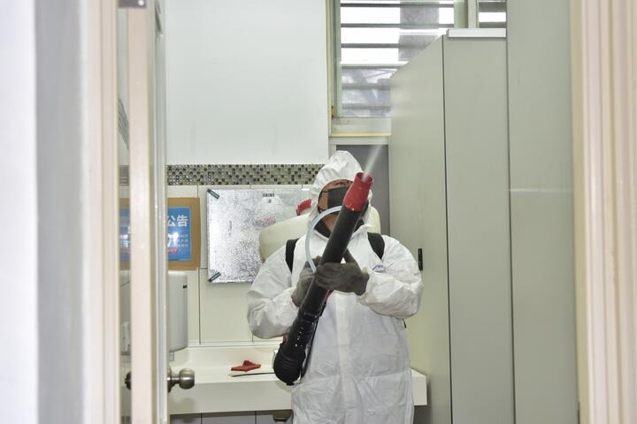 石冈旅客服务中心公共厕所设施加强消毒工作