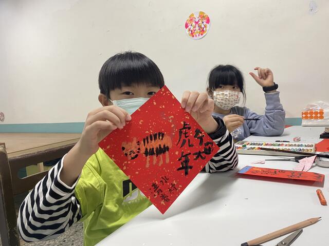 清眷園區舉辦-畫寫新春-虎虎生風-春聯diy活動-小朋友展示自己畫的春聯