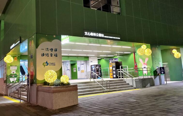 捷運文心森林公園站1樓出入口設置多組金色燈球