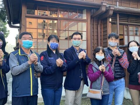 市府客委會向參觀民眾拜年並感謝熱情支持活動