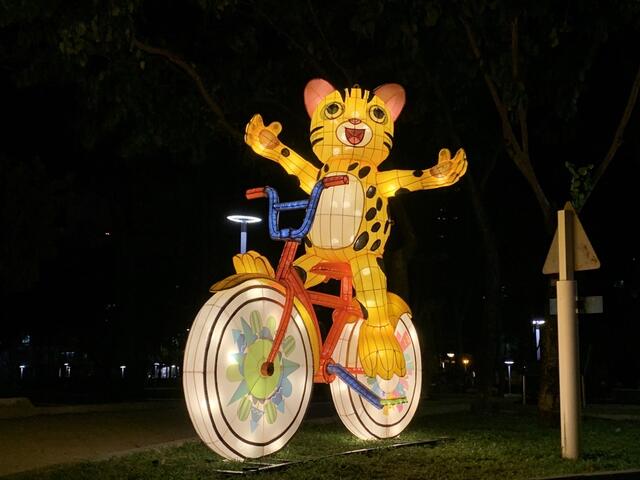 騎著ibike的石虎十分逗趣可愛