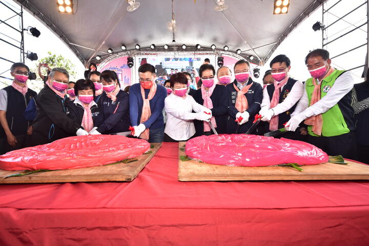 盧市長-中央客委會鍾孔炤副主委及來賓進行開粄儀式