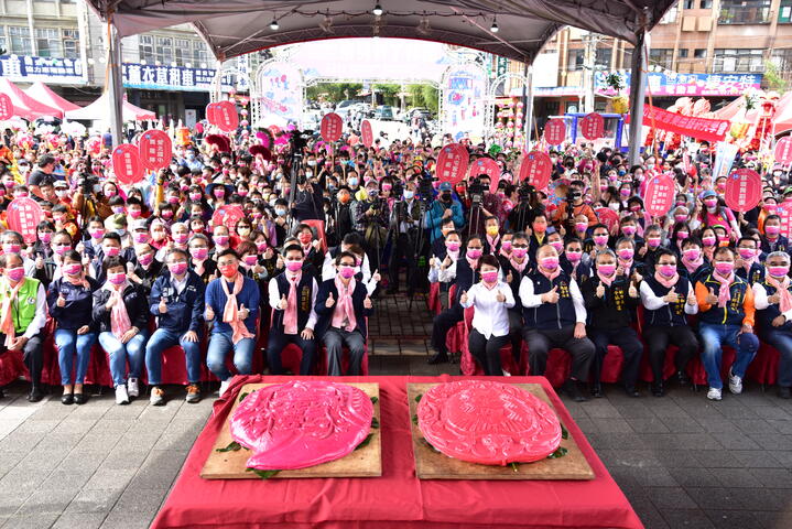 盧市長-中央客委會鍾副主委孔炤-市府團隊及來賓於-120-斤龜粄及桃粄前合影