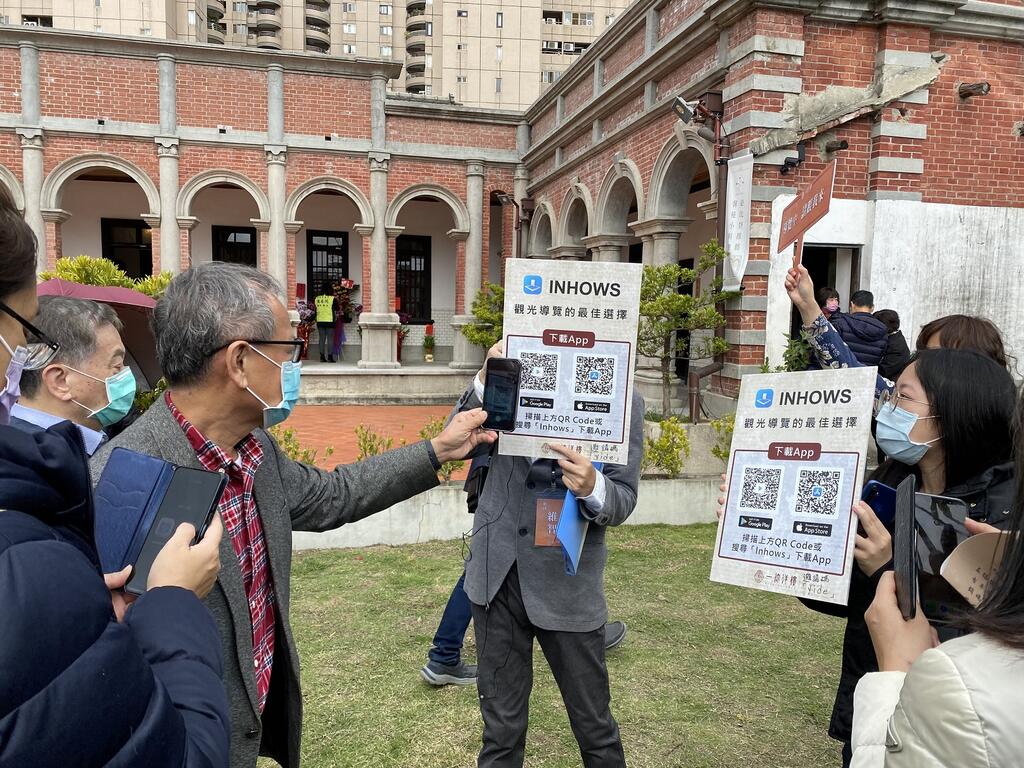 現場民眾下載體驗一德洋樓文化導覽app