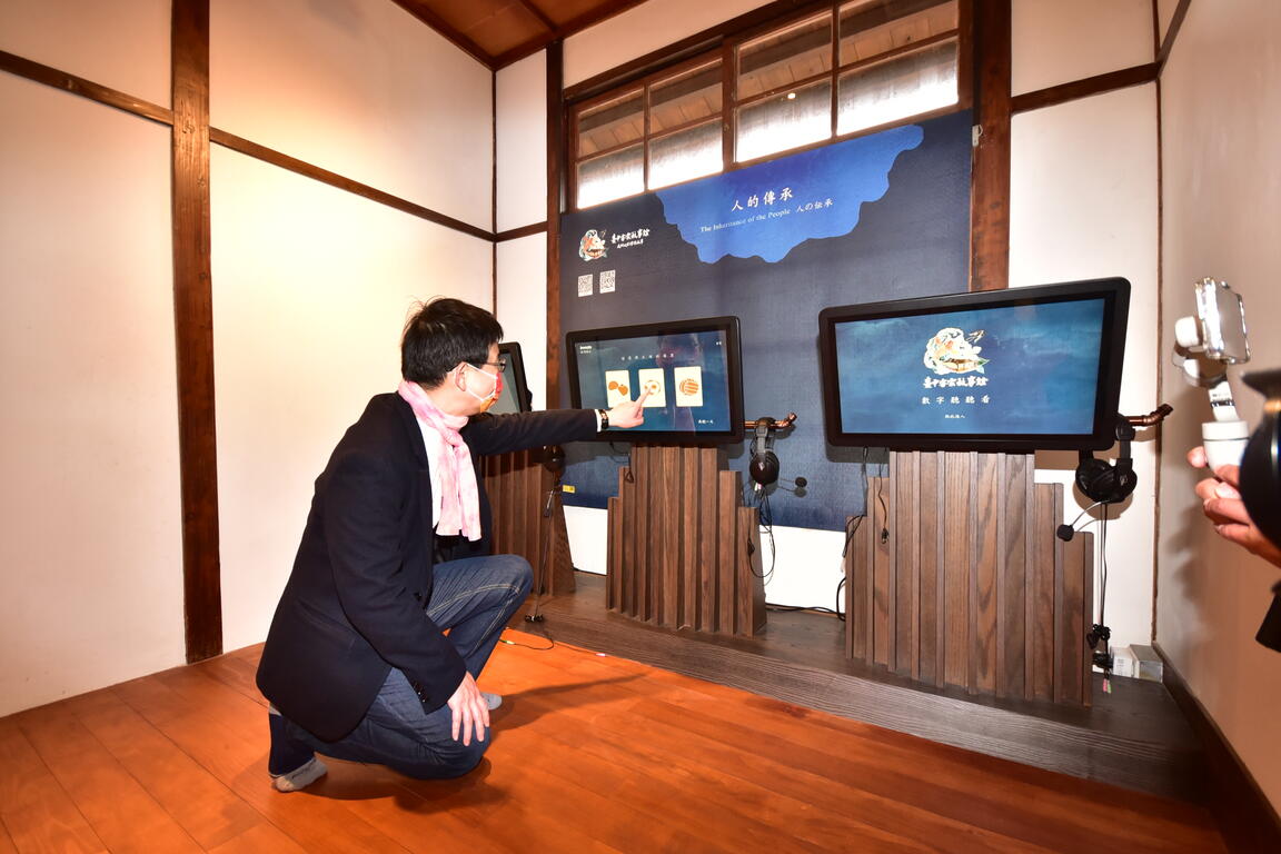 江俊龍主委親自為大家示範故事館內互動式影音設備