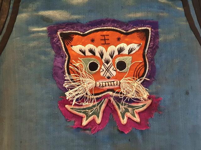 男童虎紋背心-前片織繡虎紋上的銜劍-王字清晰可見-繡工精細