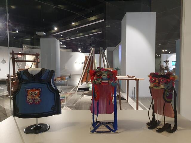 因應織品的不同-虎的意象有不同的呈現方式