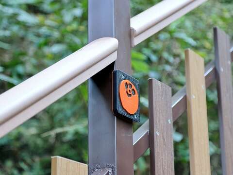 新田5號登山步道-欄杆附掛別緻圖騰-柿子