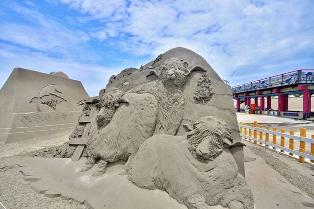 台中大安赏沙雕望眼看世界