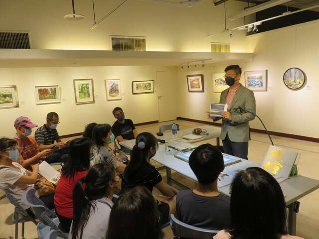 旅繪臺中展覽期間安排藝術家於展間進行作品現場創作及深度藝術導覽