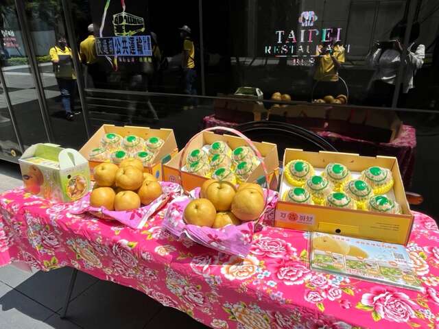 7月15日至8月14日預約台北市雙層餐車晚餐-2人同行即免費贈水梨禮盒