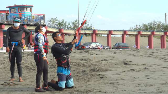 課程由專業教練帶領初學者進行水上體驗-從水域安全教育宣導-學習運動常識技巧到淺灘實際操作等一系列教學