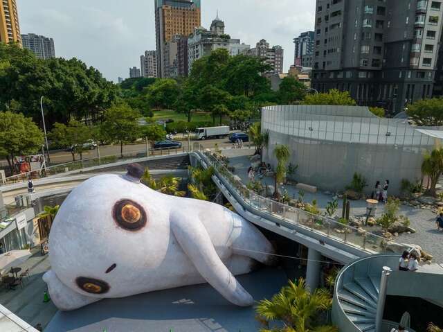 今年暑假草悟道降落巨大外星怪獸-草地狀元-造型搞怪吸睛