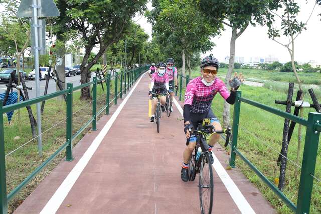 車友也來享受自行車道恣意馳騁的快樂