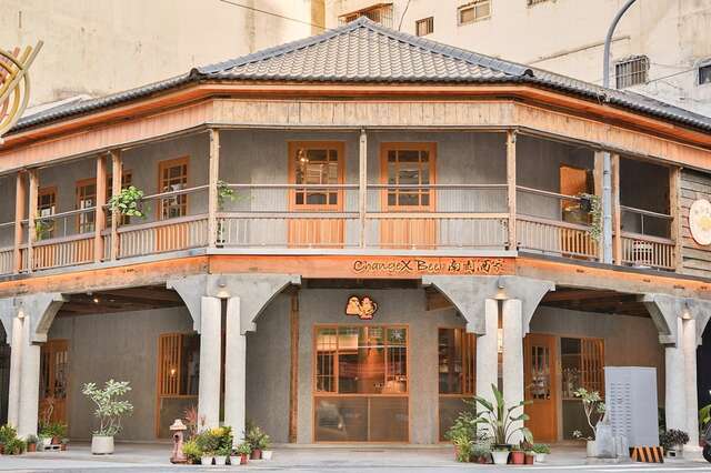 南園酒家為日治時期傳統街屋木構造-騎樓柱構造採用仿歐洲古建築之雙圓柱形式