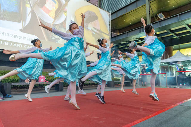邀請在地舞蹈團結合電影橋段帶來精彩的串場歌舞表演
