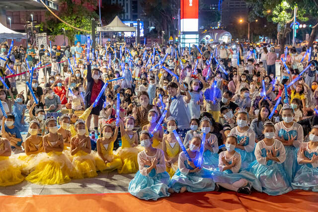 吸引超過百位大小朋友化身-小艾莎-參與