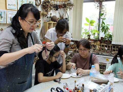 一起玩種子趣-的張美翎老師-左1-在聯合開放日將帶領民眾運用毬果進行創意工藝diy