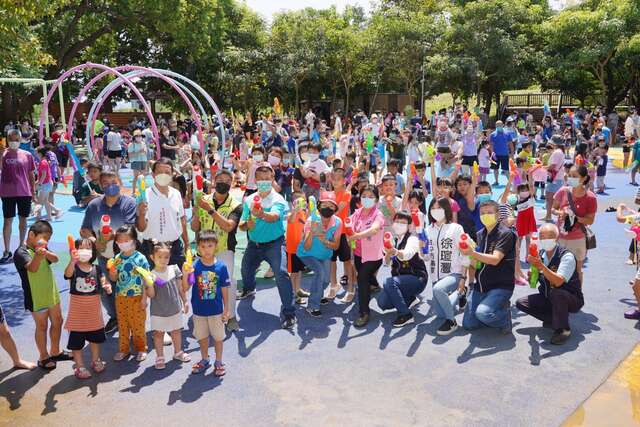 潭雅神綠園道新亮點-終點-戲水區-迎親子共騎-歡樂戲水-活動合影