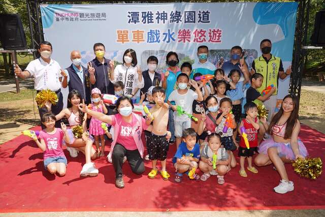 潭雅神綠園道新亮點-終點-戲水區-迎親子共騎-歡樂戲水-活動合影2