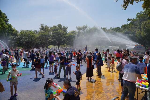 潭雅神綠園道新亮點-終點-戲水區-迎親子共騎-歡樂戲水-活動合影4