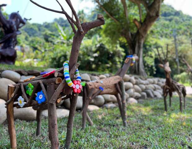 艺术家张育玮与居民共创作品-群跃-以回收物和树枝制作水鹿群像-回应昔日群鹿奔驣