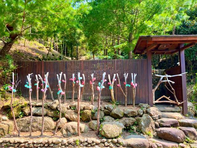 藝術村園區步道入口處的作品-落英繽紛-由藝術家溫岳彬運用廢材樹枝及木料創作完成