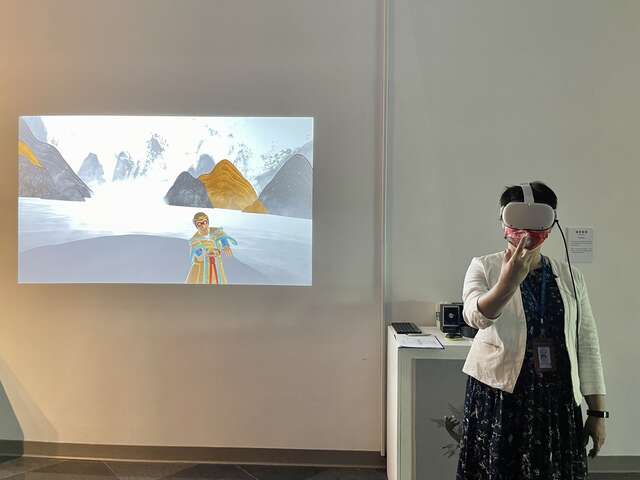 文化局長陳佳君體驗許峻誠實驗室-虛實操偶vr裝置