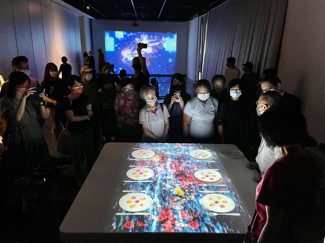 王照明-光滿樓-eplate-如影隨形-互動桌相當吸引觀眾