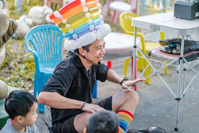 樂觀愛笑的大叔-sony用彩色氣球編織出孩子的笑容