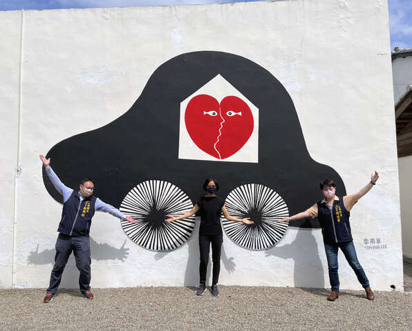 新聞局長鄭照新-左-與文化局長陳佳君-右-一同在李燕華-中-的戶外展出-交心系列