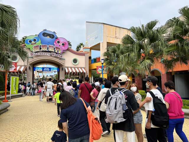 麗寶樂園推出鄉親月99元的超殺優惠-國慶連假首日湧人潮