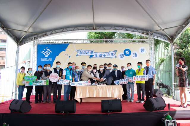 眾人一同切蛋糕