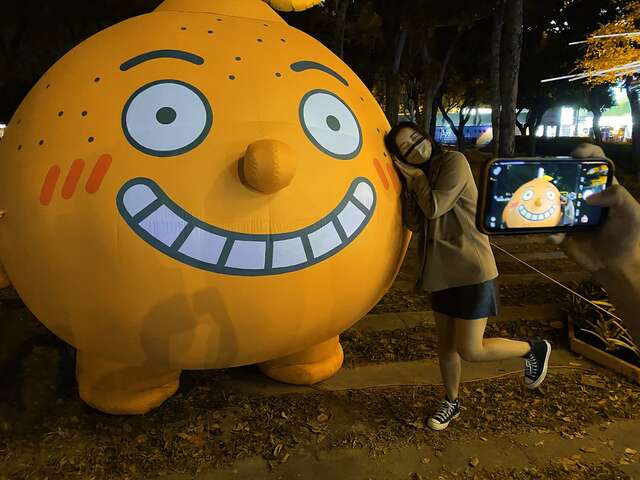 與橘咪合影留念