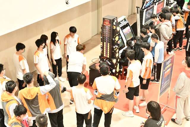 現場民眾體驗各項電競周邊活動