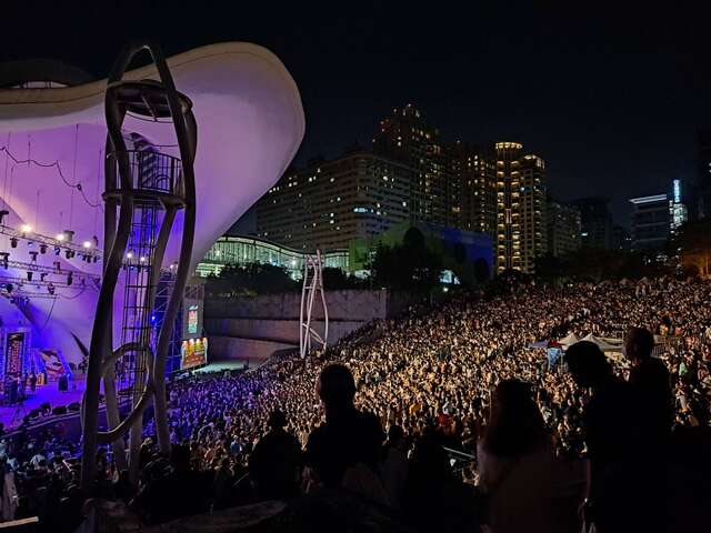 搖滾台中high翻天-文心森林公園從早到晚擠滿人潮湧入聆聽