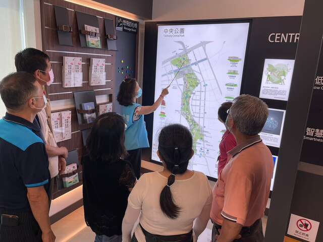 服务大厅提供志工谘询-园区导览