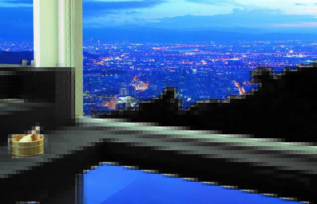 清新溫泉飯店夜景浴池