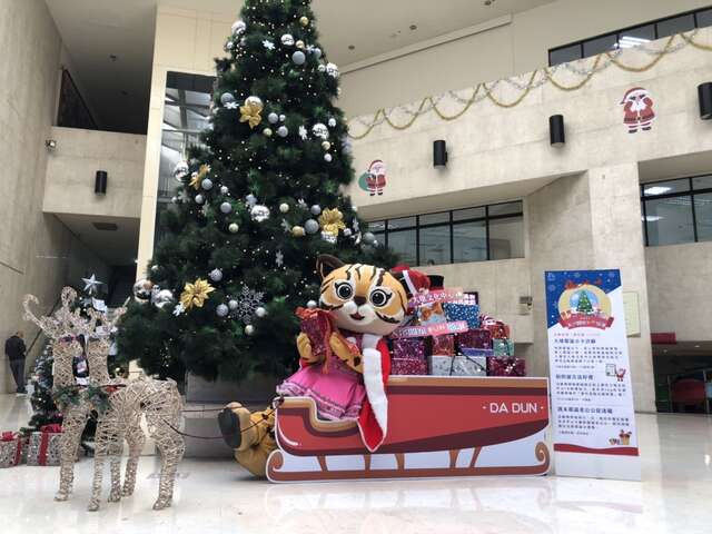 大墩文化中心從12月6日開始在大廳將有兩層樓高的耶誕樹