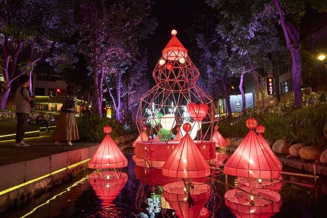 台中耶誕嘉年華1216登場-旋轉耶誕樹-華麗水舞秀超吸睛-目前活動現場尚在布置及測試階段