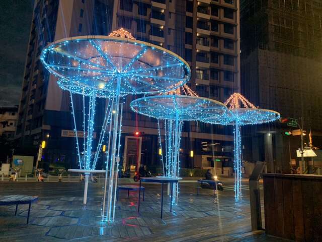 今年12月16日起每日17時30分至22時在豐原火車站旁-將舉行葫蘆墩圳水岸花都燈展活動