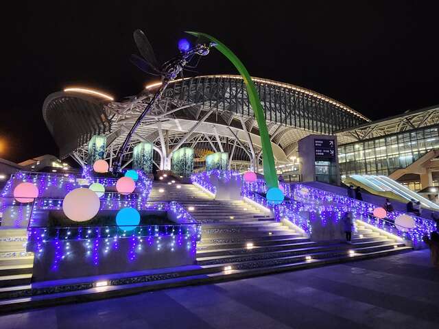 日劇迷快來朝聖打卡-為耶誕暖身-藍色燈海點亮台中火車站