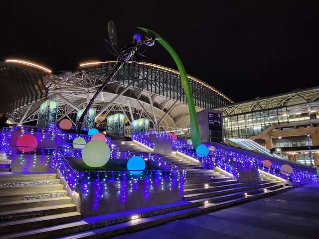 台中火車站被藍色燈海包圍-超級浪漫