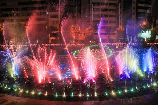 柳川有必看水舞秀及可愛的-心動扭糖機-開幕後水舞表演時間為每日17時30分至21時30分-每半小時一場