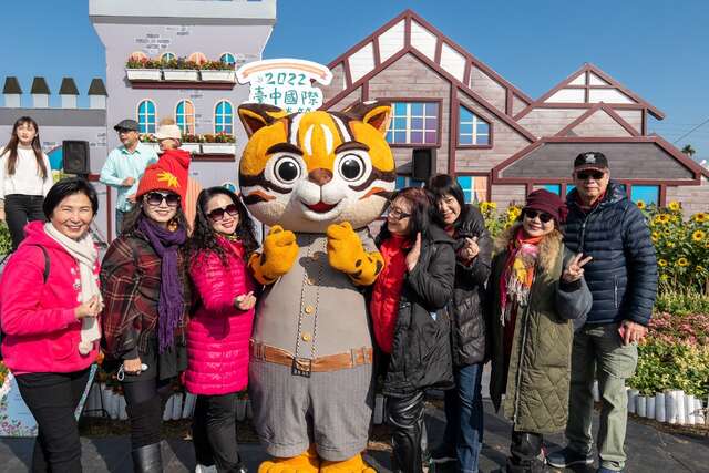 閉幕日遊客與石虎家族-虎爸合影