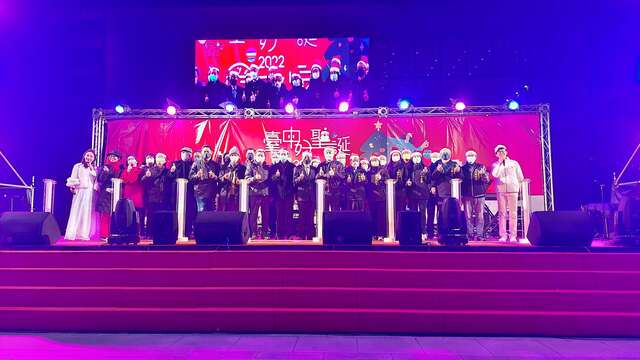 副市長黃國榮與現場大小朋友一同倒數-攜手點亮主燈