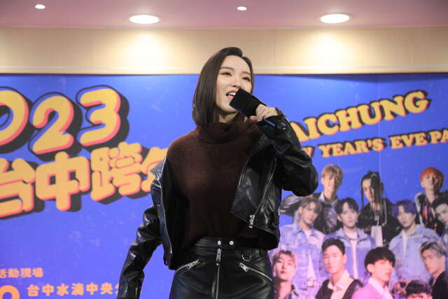 實力派歌手閻奕格在-2023閃耀台中跨年夜-記者會獻唱