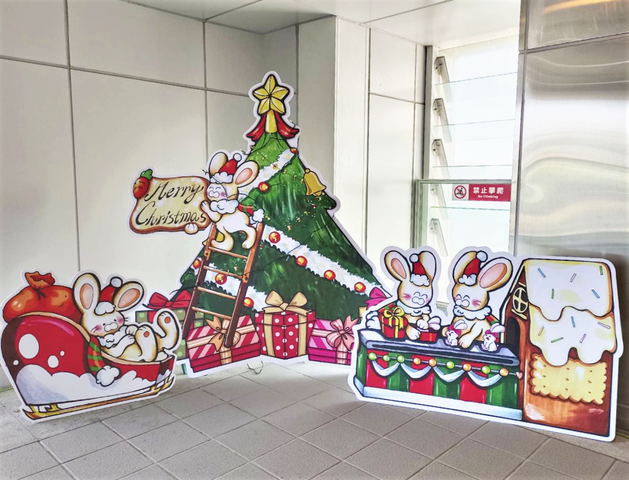 台中捷運九德站布置著由明道中學學生創作的聖誕拍照背板